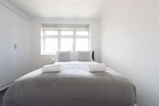 5 Bed House in Romford 9 Beds - 4