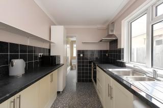 Lovely 2 Bed Room House in Grays - Grays Thurrock - 9