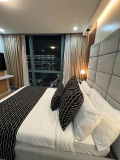 LARGE One Bedroom Unit In Uptown BGC - Manila - 0