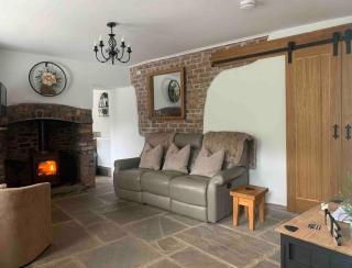 Cottage with log burner Contractors business private parking free Wi-Fi near M4 - 0
