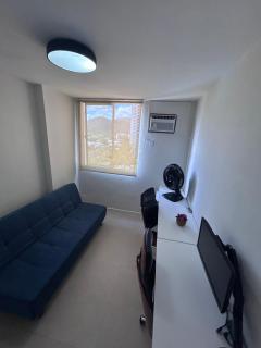 Apartamento Moderno na Praia com Home Office Ideal - 1