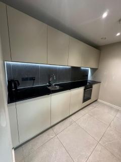 2Br-2Ensuite-Balcony-CityView-Parking-Central - Manchester - 1