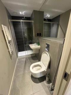 2Br-2Ensuite-Balcony-CityView-Parking-Central - Manchester - 8