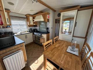 Millfield - G17, bath, central heating, bed linen - Meadow Lakes Caravan & Lodge Hire - Ingoldmells - 7