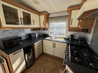 Millfield - G17, bath, central heating, bed linen - Meadow Lakes Caravan & Lodge Hire - Ingoldmells - 6