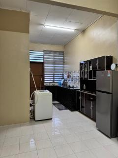 D Anggun Homestay - 2