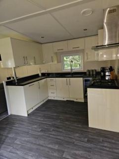 Cherry Tree Lodge with Hot Tub near Alton Towers - 1