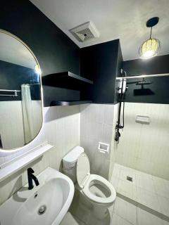 Budget Monochrome FREE Wifi, Netflix and Pool - Studio Type Condo in Mesaverte Residences - 7