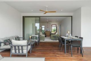 Luxury Apartment with Private Pool by Sealodge - 2