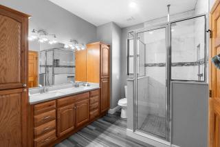 Spacious 5-Bedrooms Contemporary Ranch with fitness room, Wifi, pool table - - 5