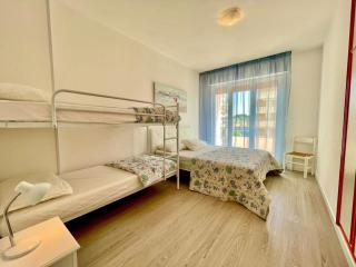 Bright apartment by the beach - 8