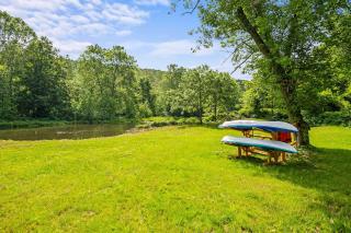 WaterFront Cabin Hot Tub Kayaks Firepit Game Consoles - 3