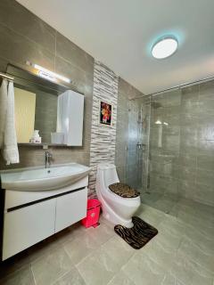 cozy corner two bedroom apartment with fully equipped gym heated swimming pool ample parking space and proximity to major shopping malls - Nairobi - 4
