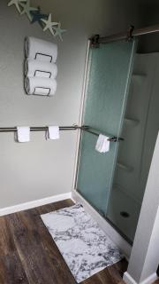 The Pacific Lookout Sleeps 6, Hot Tub, Pet Friendly, Ocean View, EV Charger - 8