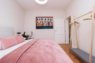 Old Town Velvet Retreat - Style and Comfort - Bratislava - 2