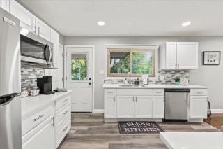 Glen Ellyn King Bed Gazebo Fast Wi-Fi - Glen Ellyn - 2