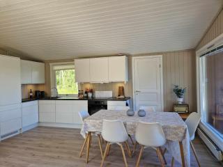 Cabin with lovely view - - 5