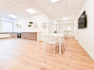 RAJ Living - City Center Apartment with 5 Rooms - 10 Min Messe DUS - Düsseldorf - 3