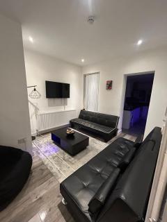 Large 6 Bed 6 Bathroom House - Ideal For Families, Large Groups, Contractors & Business Travellers - Watford - 0