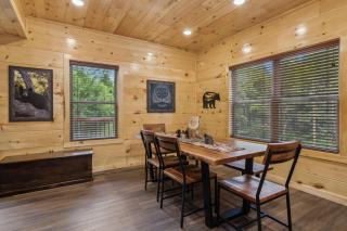 On Blackbeary Hill A cozy 3 BR cabin perfect for a getaway in an enchanting forest setting - Pigeon Forge - 4