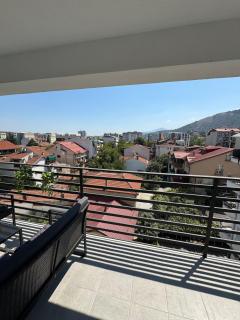 Metro Luxe Apartment - 6