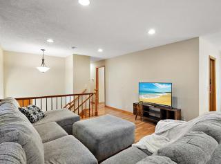 Serene Getaway in Plymouth, MN - 4 bedroom home - 5