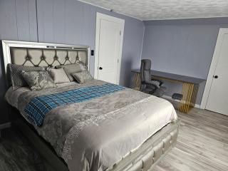 Cozy Roomy family sized apartment on major bus route close to all - Orchard Park - 1