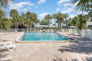 Charming Suite: Smart TV, Modern Amenities & Pool Access - Kissimmee - 9