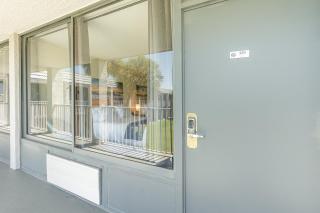 Charming Suite: Smart TV, Modern Amenities & Pool Access - 5