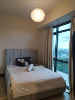 Near MOA 3 pax unit in Gentry Manor - 2