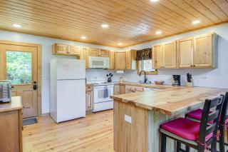 Sevierville Woods Retreat Cabin with Mtn View - Sevierville - 3