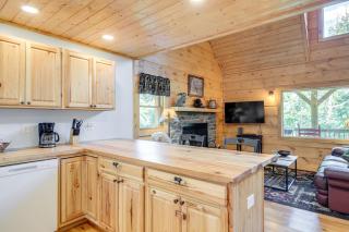 Sevierville Woods Retreat Cabin with Mtn View - Sevierville - 1