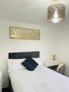 4 bed house in Wakefield free parking perfect for contractors families - 1