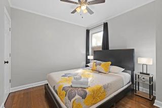 Morton Grove w Game Room & Huge Yard - 7