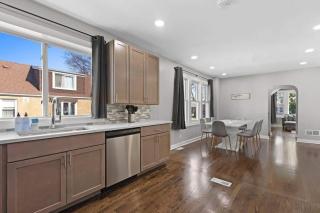 Morton Grove w Game Room & Huge Yard - 6