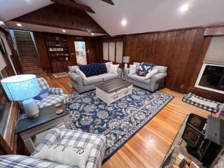 Comfortable Cabin on Lake and 20 min from Ski Hill and Alpine Valley - Burlington - 9