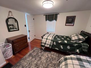 Comfortable Cabin on Lake and 20 min from Ski Hill and Alpine Valley - Burlington - 4