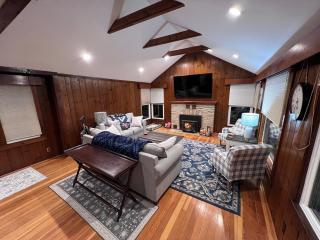 Comfortable Cabin on Lake and 20 min from Ski Hill and Alpine Valley - Burlington - 2