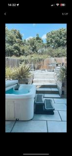 3 Bedroom Beautiful Home with Garden, AC, Hot Tub - Portsmouth - 0