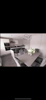 3 Bedroom Beautiful Home with Garden, AC, Hot Tub - Portsmouth - 1
