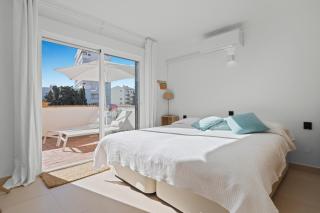 Penthouse - Beach - Seaview - Pool - 40 sqm private terrace - One bedroom - Sleeping alcove - 2