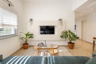 Stylish 3BR Apt w Balcony 5 min Walk from Beach with Shelter by Sea N' Rent - Tel Aviv - 6