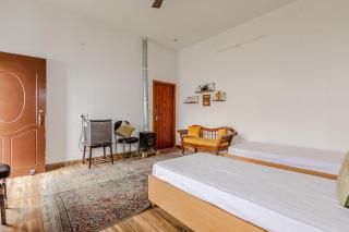1 br Stay Enclosing the Mountains Nivriti Cottage by RoamHome - Bhikia Sain - 1