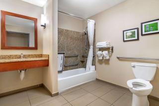 Comfort Suites Manhattan - 3