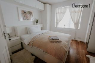 Cannock Chase Guest House - Modern Super Spacious Renovated home for 6 guests - 3