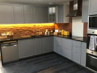 Cannock Chase Guest House - Modern Super Spacious Renovated home for 6 guests - 5