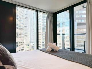 Modern 2 Bedroom Beside Skytower & Queen St in The Heart of CBD - Auckland - 1