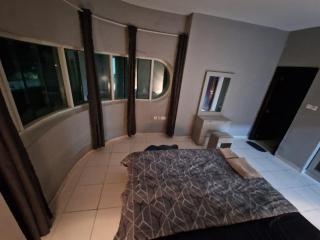 Oceanfront Oasis 1BR Apartment with Breathtaking Sea Views - Ajman - 1