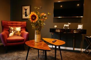 Modern Chic Apartment, Lift Access & Free Parking - 9