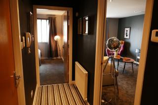 Modern Chic Apartment, Lift Access & Free Parking - 6